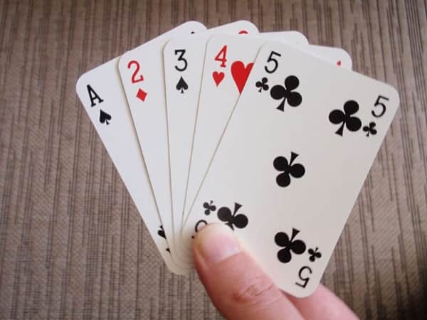 Ngũ linh xì dách là tổng điểm 5 lá bài nhỏ hơn hoặc bằng 21